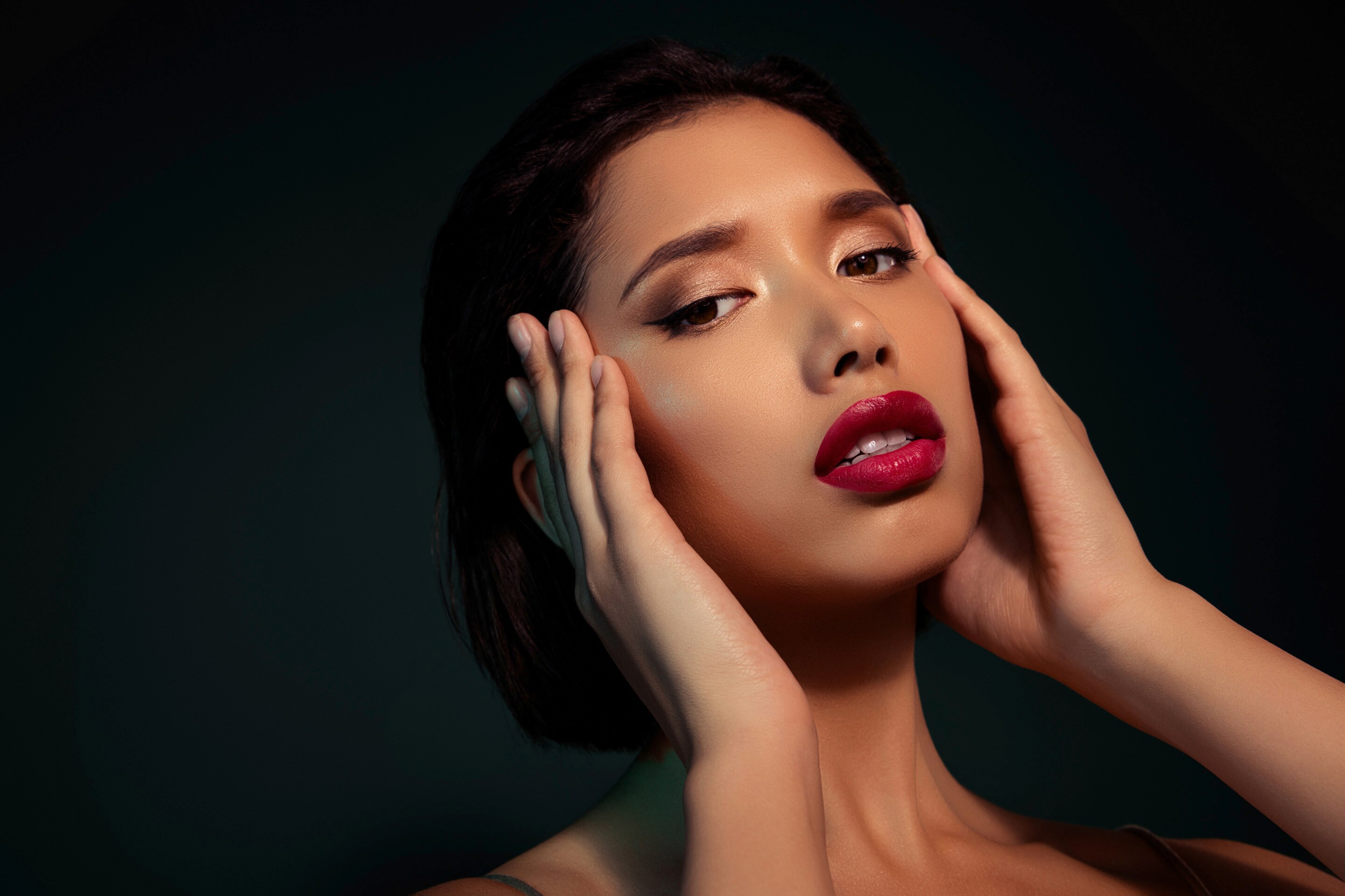 หญิงสาว ผิวแทน มือแตะขมับแต่งหน้าเทรนด์สายฝอ