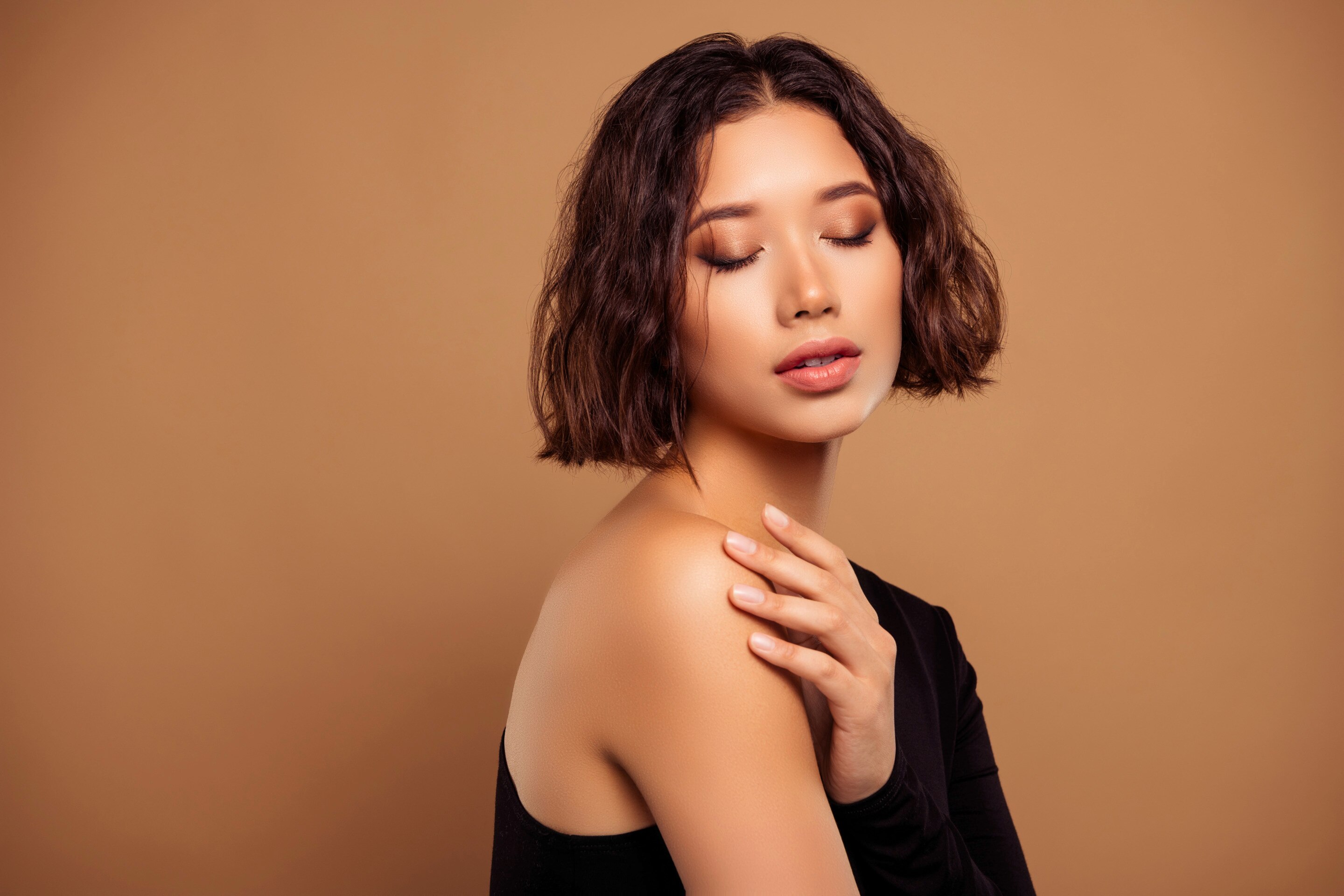 หญิงสาว ผิวแทน แต่งหน้าโทนสีน้ำตาลส้ม