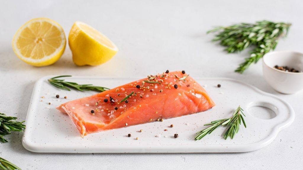 Tips Belanja dan Cara Masak Salmon yang Tepat Agar Nutrisinya Terjaga