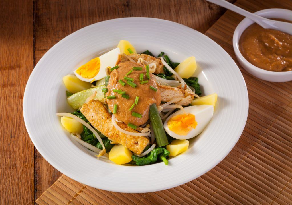 Berlimpah Bumbu Kacang, Apa Bedanya Pecel, Gado-Gado, dan Karedok?