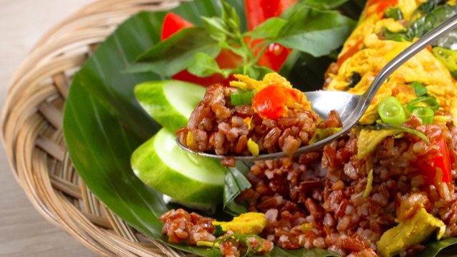 5 Cara Memasak Beras Merah Agar Lebih Enak dan Nggak Bikin Bosan