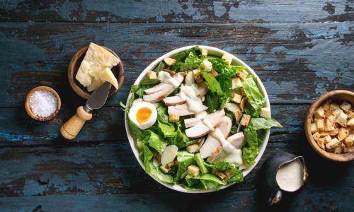 salad dressing di atas caesar salad