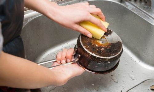 4 Cara Menghilangkan Kerak pada Panci Tanpa Harus Bayar Mahal