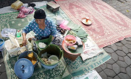 Nasi liwet makanan khas Solo dijajakan mbah di pinggir jalan.