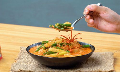 Semangkuk sayur godog tengah dinikmati sebagai makanan Lebaran.