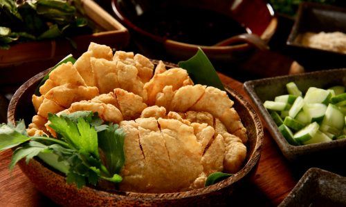 sepiring pempek, makanan khas Sumatera Selatan