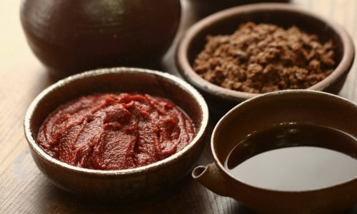 Beberapa bumbu Korea seperti gochujang dalam mangkok kecil