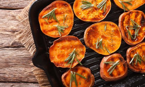 Potongan ubi panggang di atas wajan untuk menu vegetarian