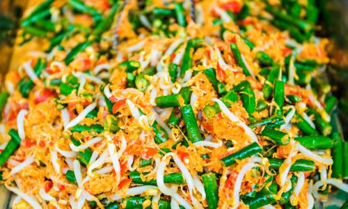 Bertabur Kelapa Parut, Ini Bedanya Urap, Gudangan, Trancam, dan Lawar!