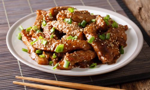 Hasil cara masak daging sapi teriyaki dibubuhi daun bawang.