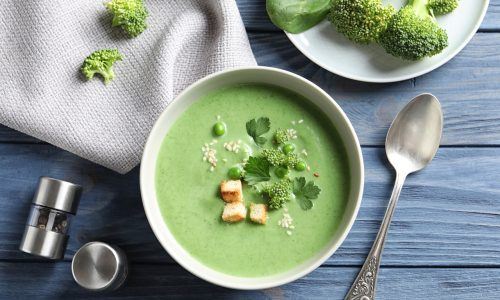 menu makan sup brokoli di mangkuk putih