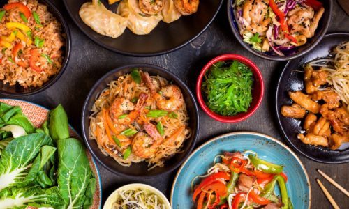 Menu arisan gaya peranakan memenuhi meja makan.