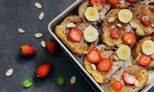 Sarapan sehat dengan french toast dan buah-buahan.