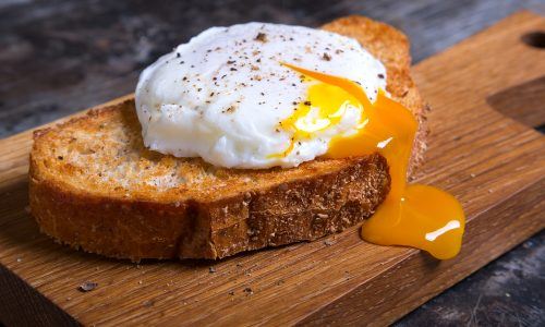 4 Ide Masakan yang Lezat Dipadukan dengan Telur Setengah Matang