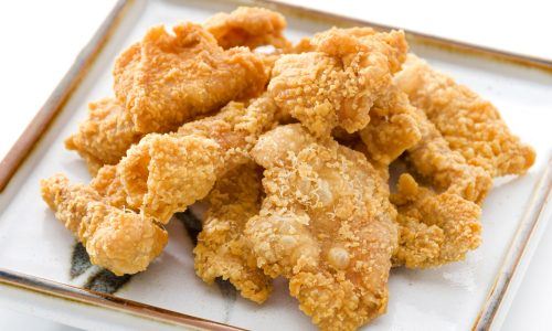 Kulit ayam goreng crispy dalam piring putih