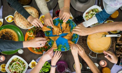 Tips Jadi Tuan Rumah Hebat Saat Jamuan Makan Lebaran