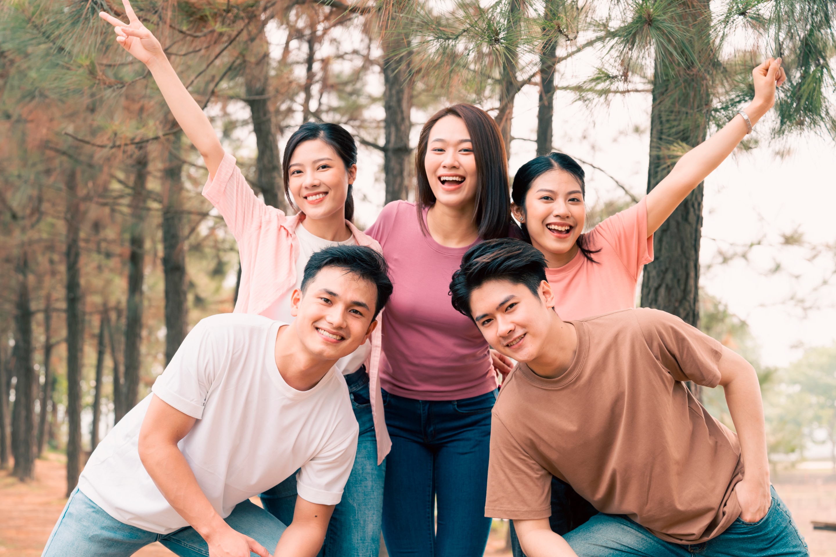 Sekelompok cowok Gen Z dengan gaya fun dan percaya diri, mencerminkan karakteristik generasi Z yang otentik