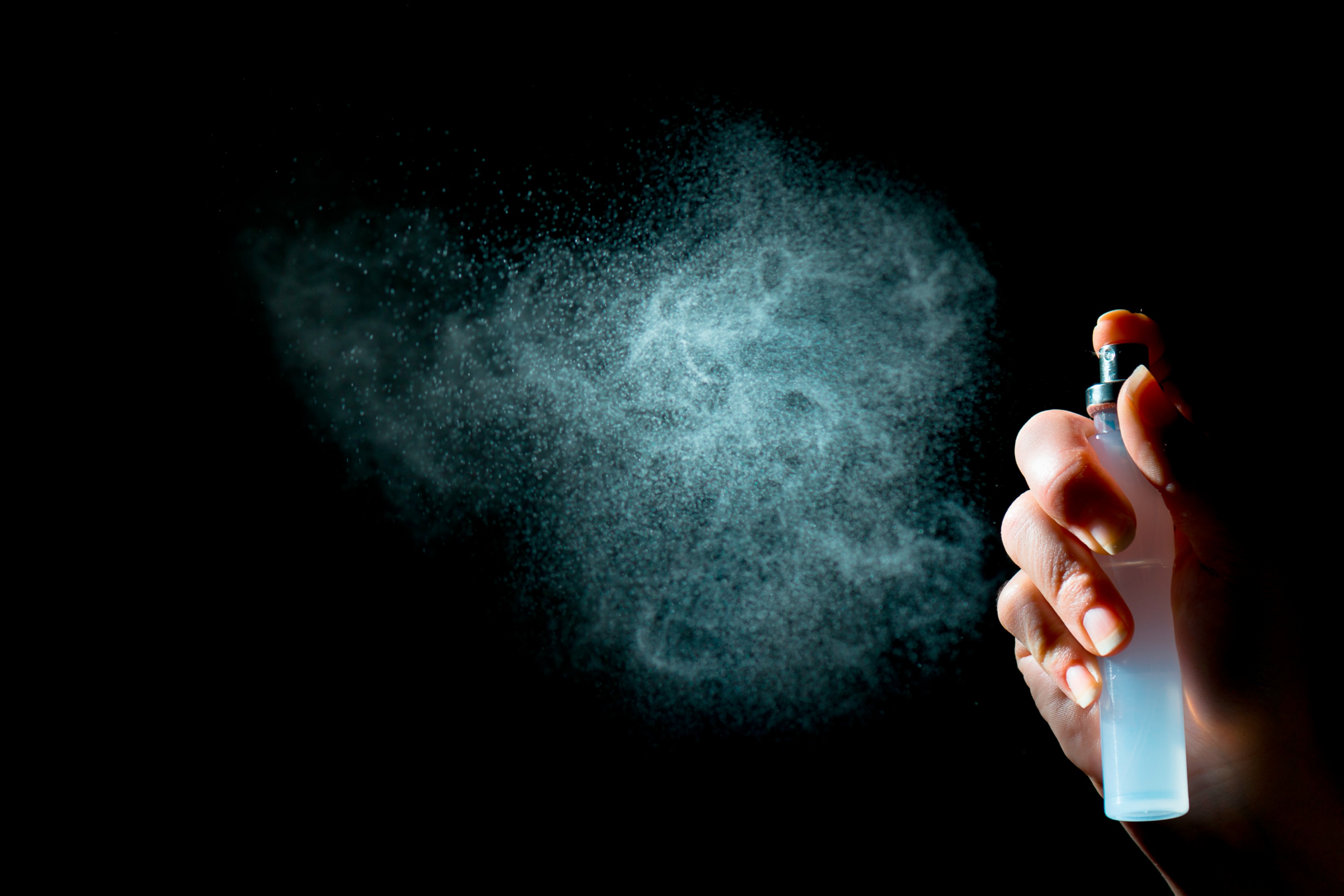 parfum yang sedang disemprot untuk teknik maserasi parfum