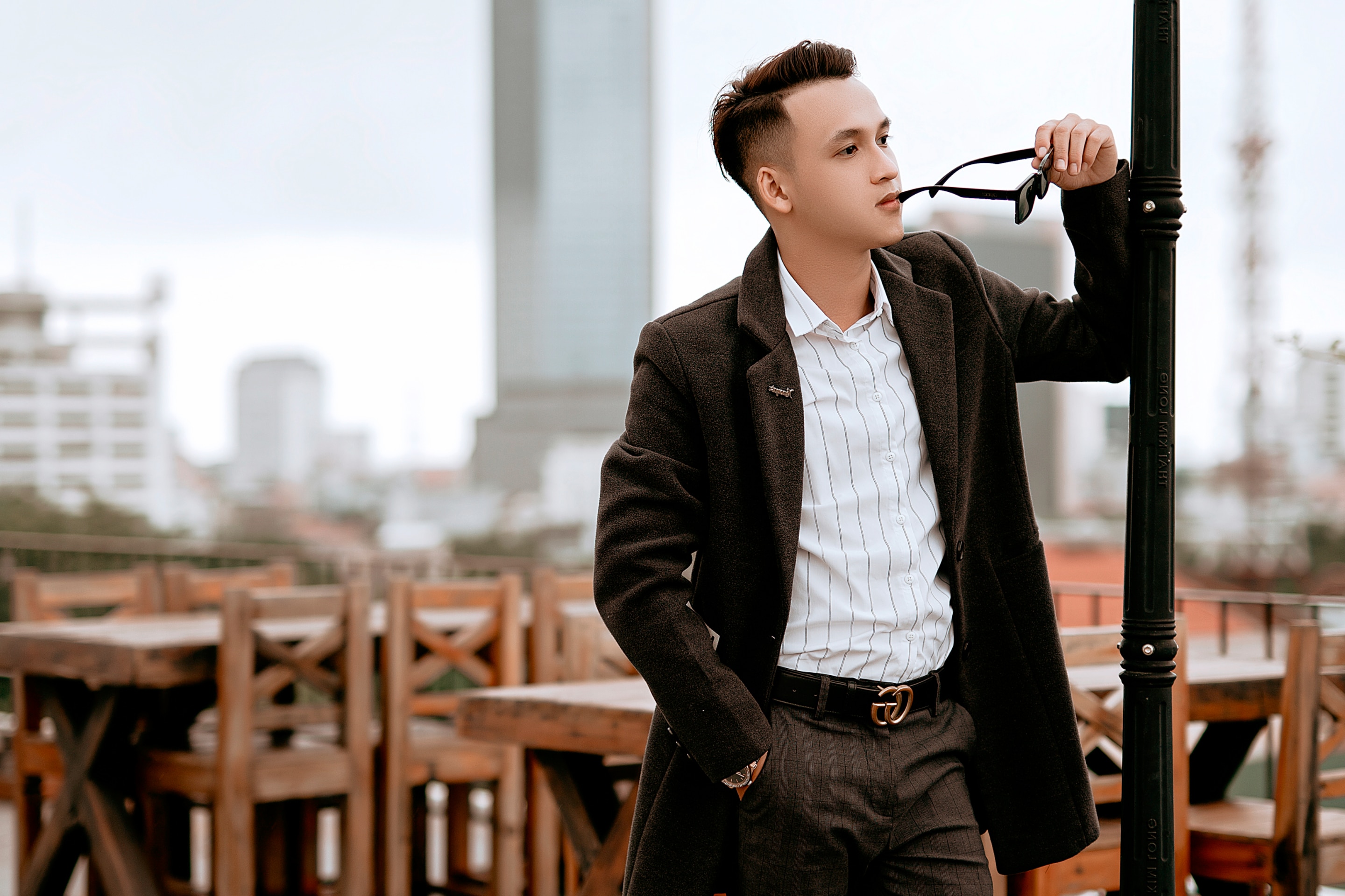 pria asia yang memakai outfit keren