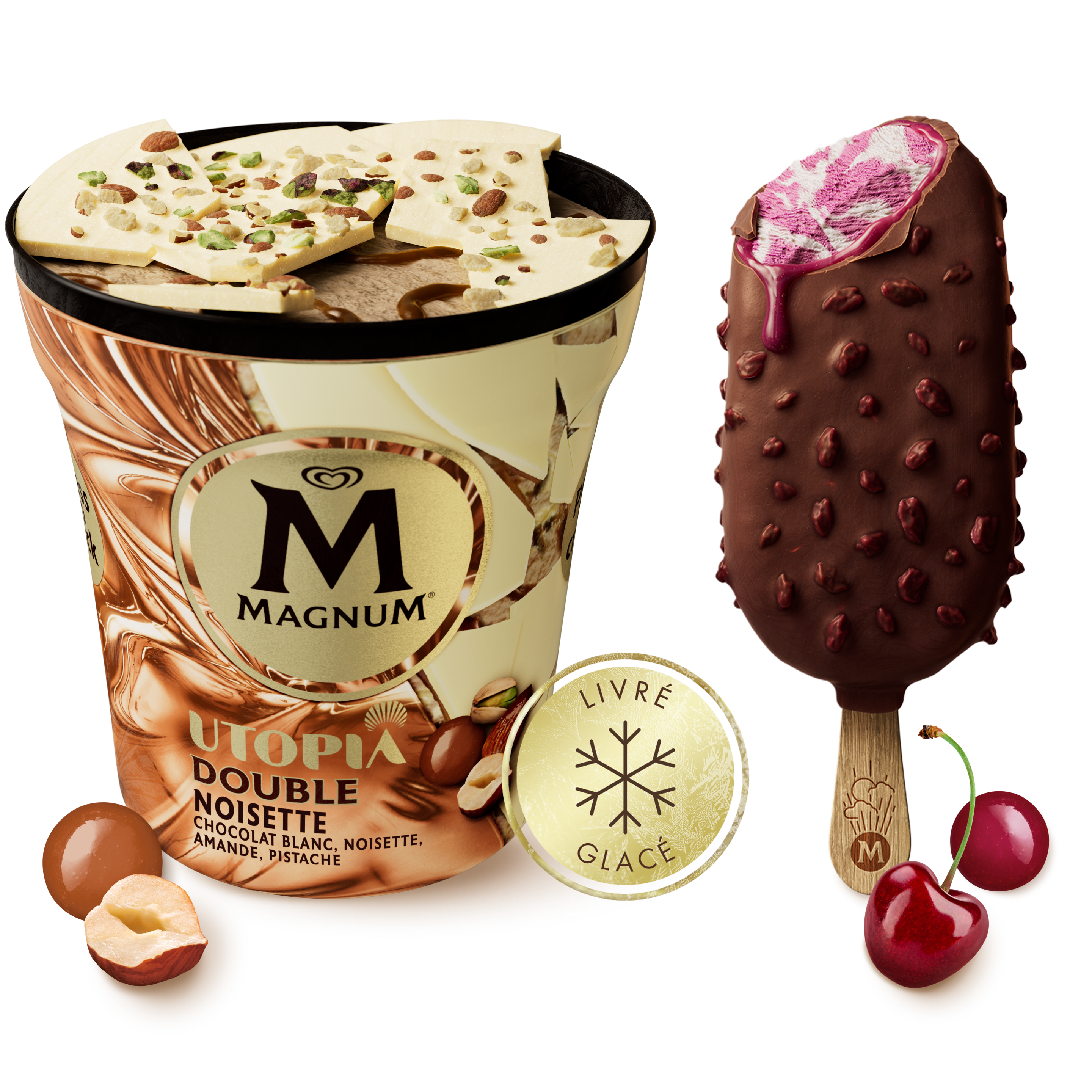 Un pot ouvert de Magnum Utopia Double Noisette présente une coque de chocolat blanc craquelé, garnie de noisettes salées et caramélisées, de pistaches et d'amandes, révélant une glace au goût de noisette, garnie d'une sauce aux noisettes, avec des éclats de chocolat blanc. Une demi-noisette et un cercle de sauce aux noisettes sont présentés à côté du pot. La nouvelle glace Magnum Double Fruits Rouges en bâtonnet se trouve à côté. Elle a été croquée, révélant une glace marbrée rose et blanche et une sauce coulante. Une cerise et un cercle de sauce à la cerise sont présentés à côté. Entre les deux produits, on voit une icône circulaire avec une illustration de flocon de neige au milieu, entourée des mots "Livré congelé"