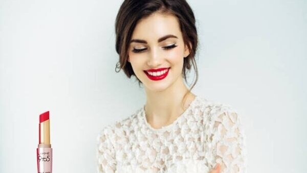 How to Choose Between Lipstick or Lip Gloss