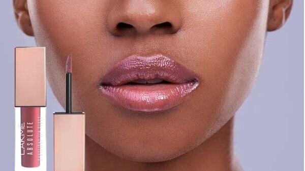 How to Choose Between Lipstick or Lip Gloss