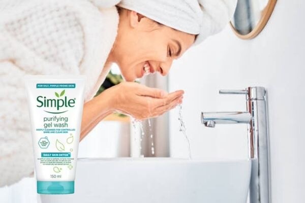 how to apply sunscreen on face woman