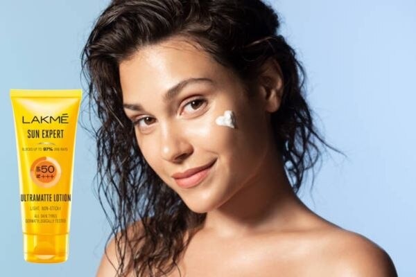 how to apply sunscreen on face woman
