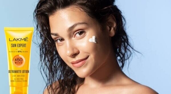 how to apply sunscreen on face woman