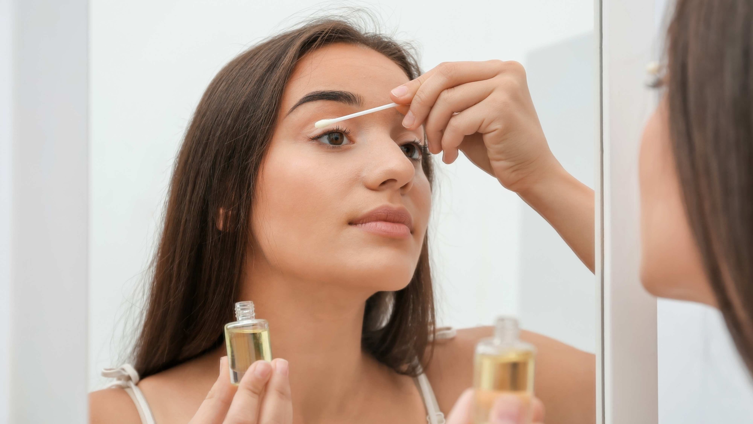How to Apply Castor Oil on Eyelashes and Eyebrows