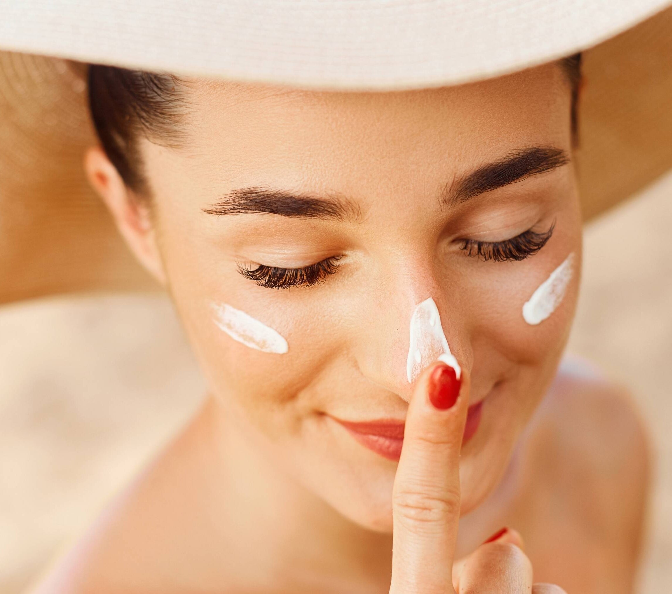 Image of Non-Comedogenic Sunscreen for Oily Skin: Benefits, Uses & Expert Tips