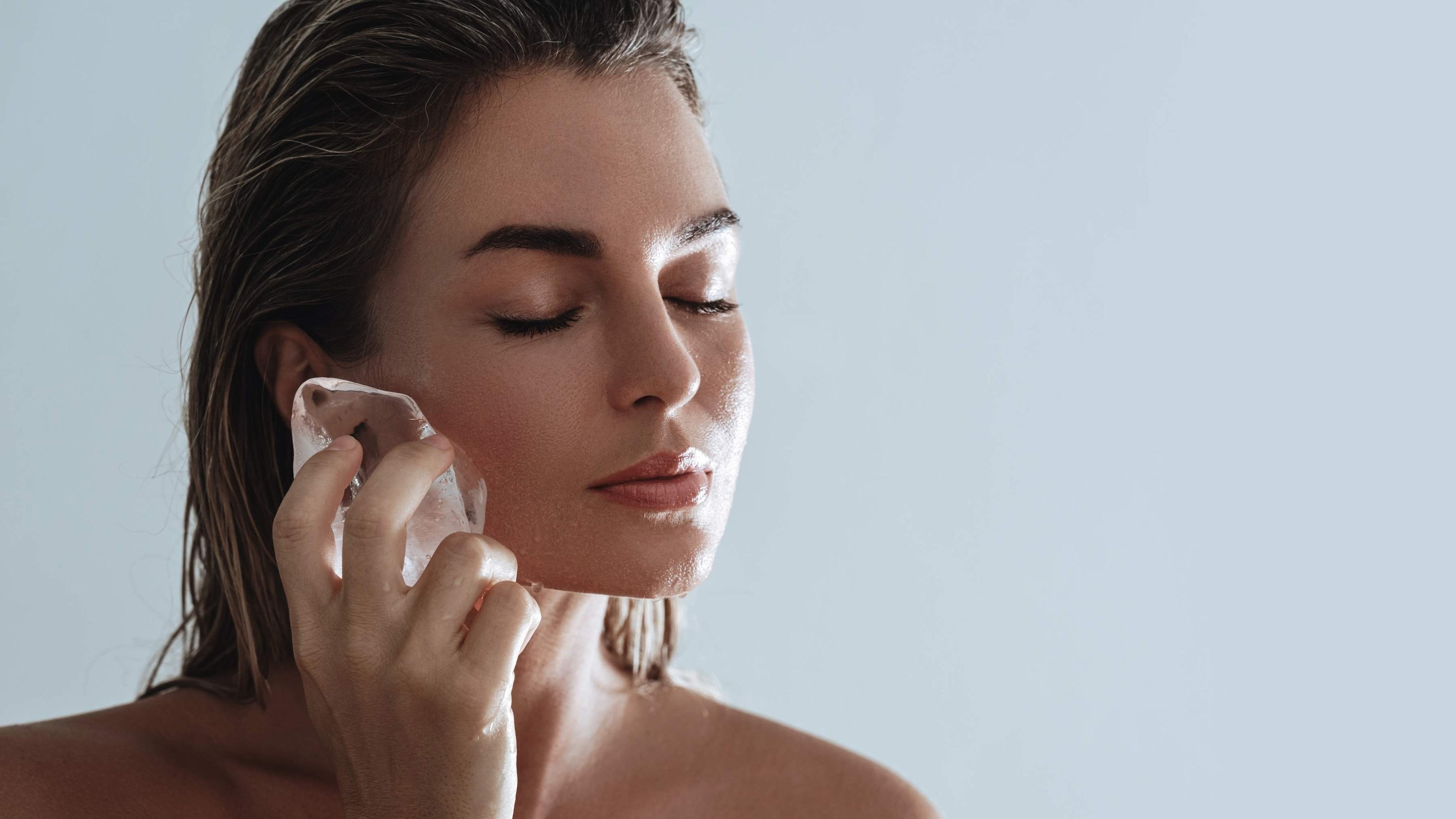 Benefits of Applying Ice on Face: A Dermatologist Reveals the Right Way to Do It