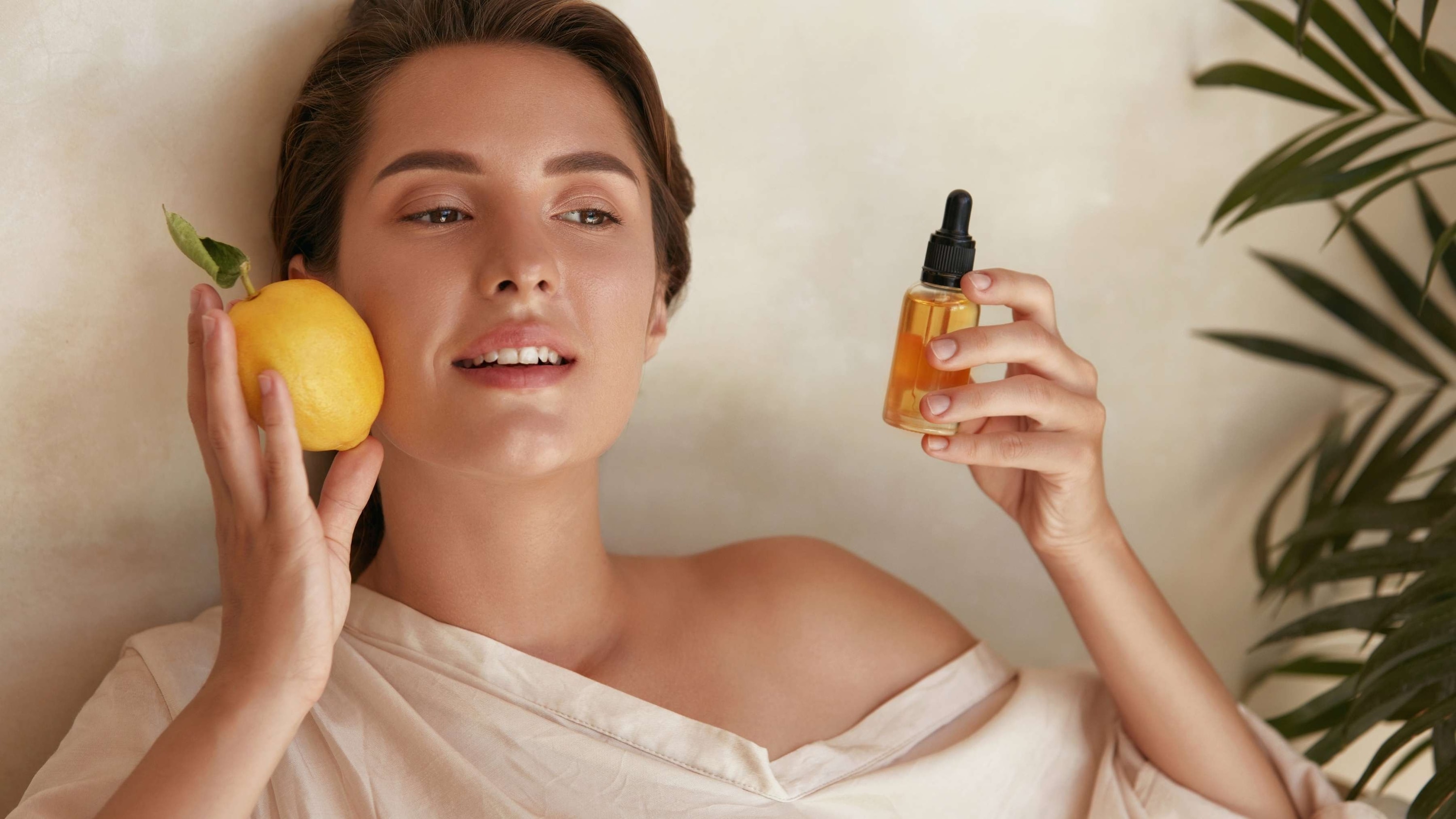 Vitamin C Serum Skin Benefits & Uses: A Must-Have in Your Skincare Routine