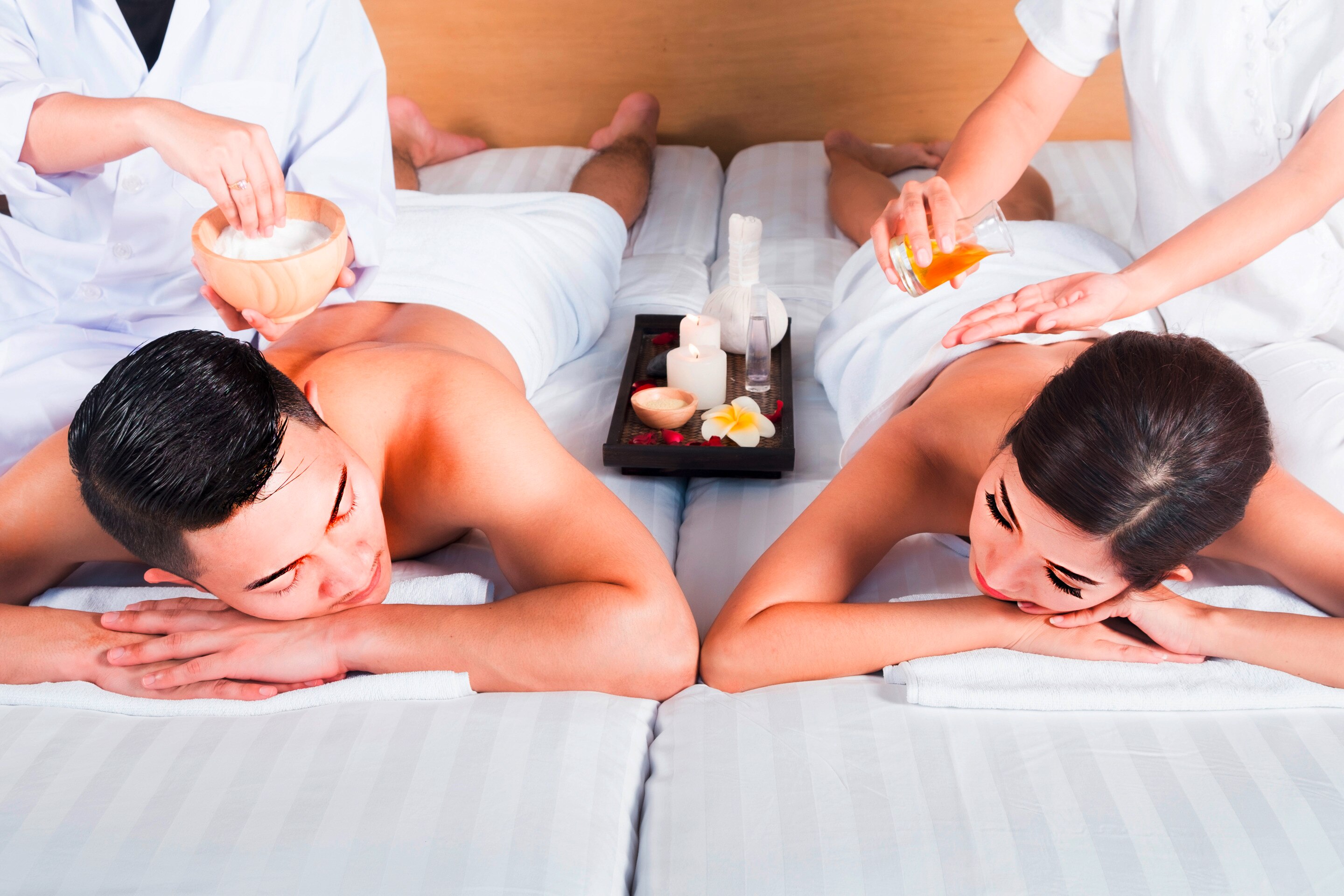 ผู้ชาย และ ผู้หญิง นอนแยกกัน บนเตียงสปา  เข้าคอร์ส บำรุงผิว