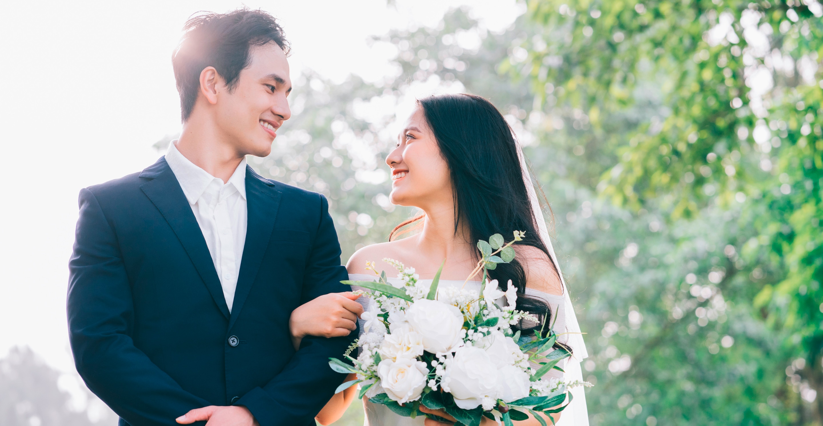 เจ้าบ่าว ยืน หันหน้าด้านข้าง สบตาเจ้าสาว