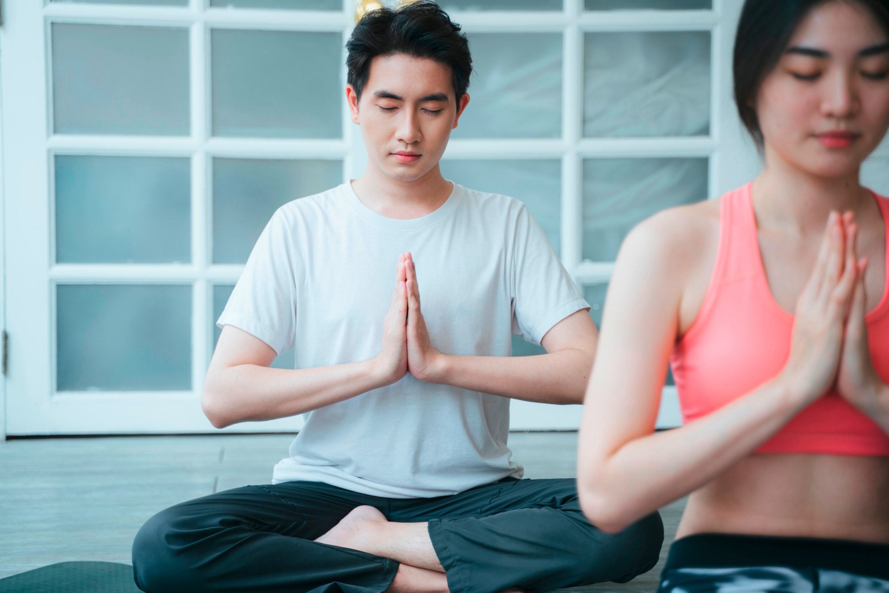 ผู้ชาย และ ผู้หญิง เอเชีย นั่งสมาธิ ผ่อนคลาย ก่อนวันแต่งงาน