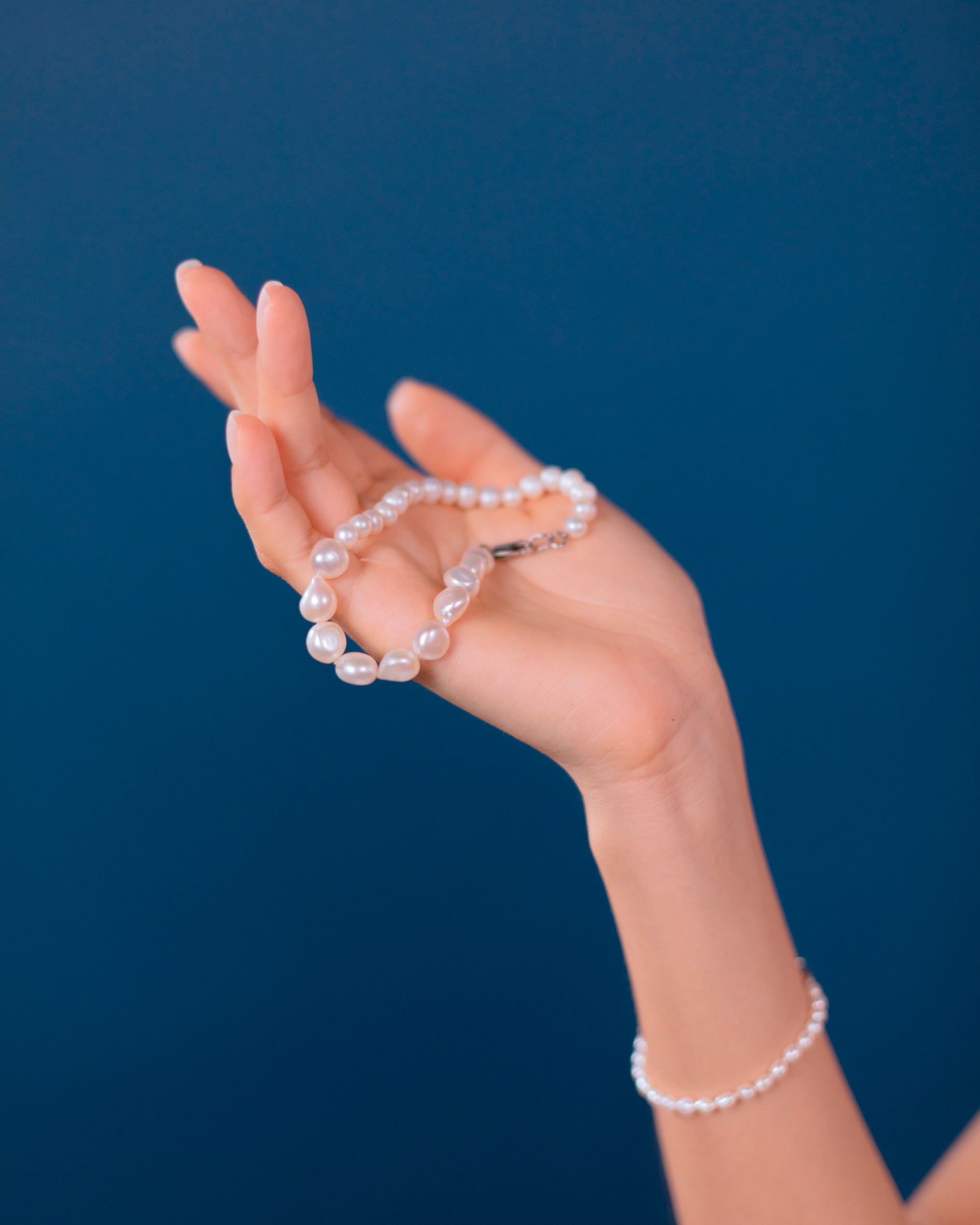 kado berkesan untuk wanita berupa gelang birthstone