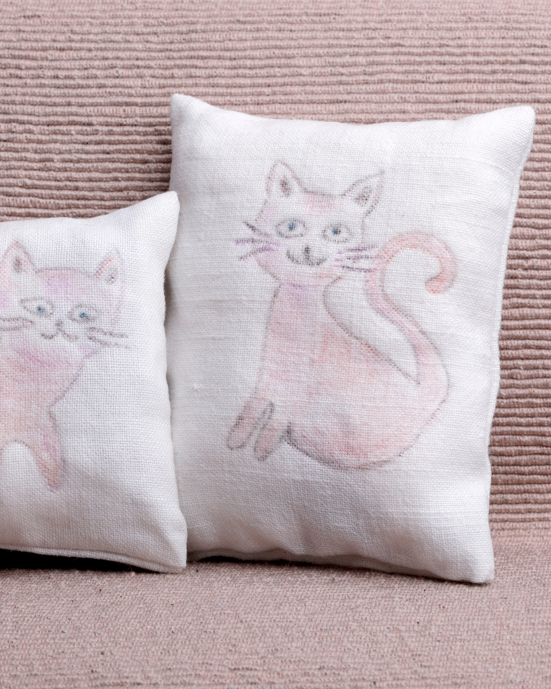 kado berkesan untuk wanita berupa bantal binatang
