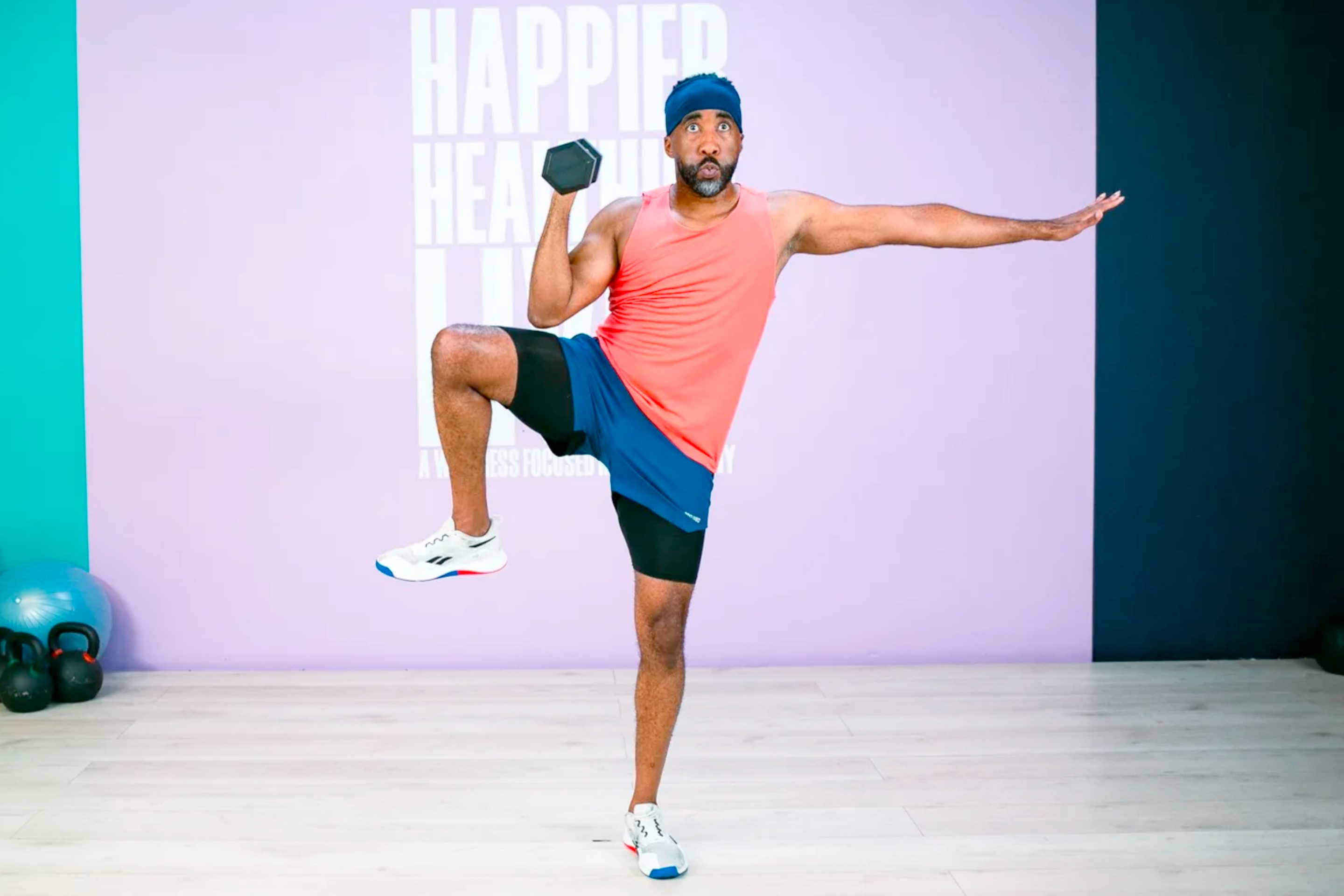 pria sedang melakukan gerakan workout di rumah berupa standing side crunch