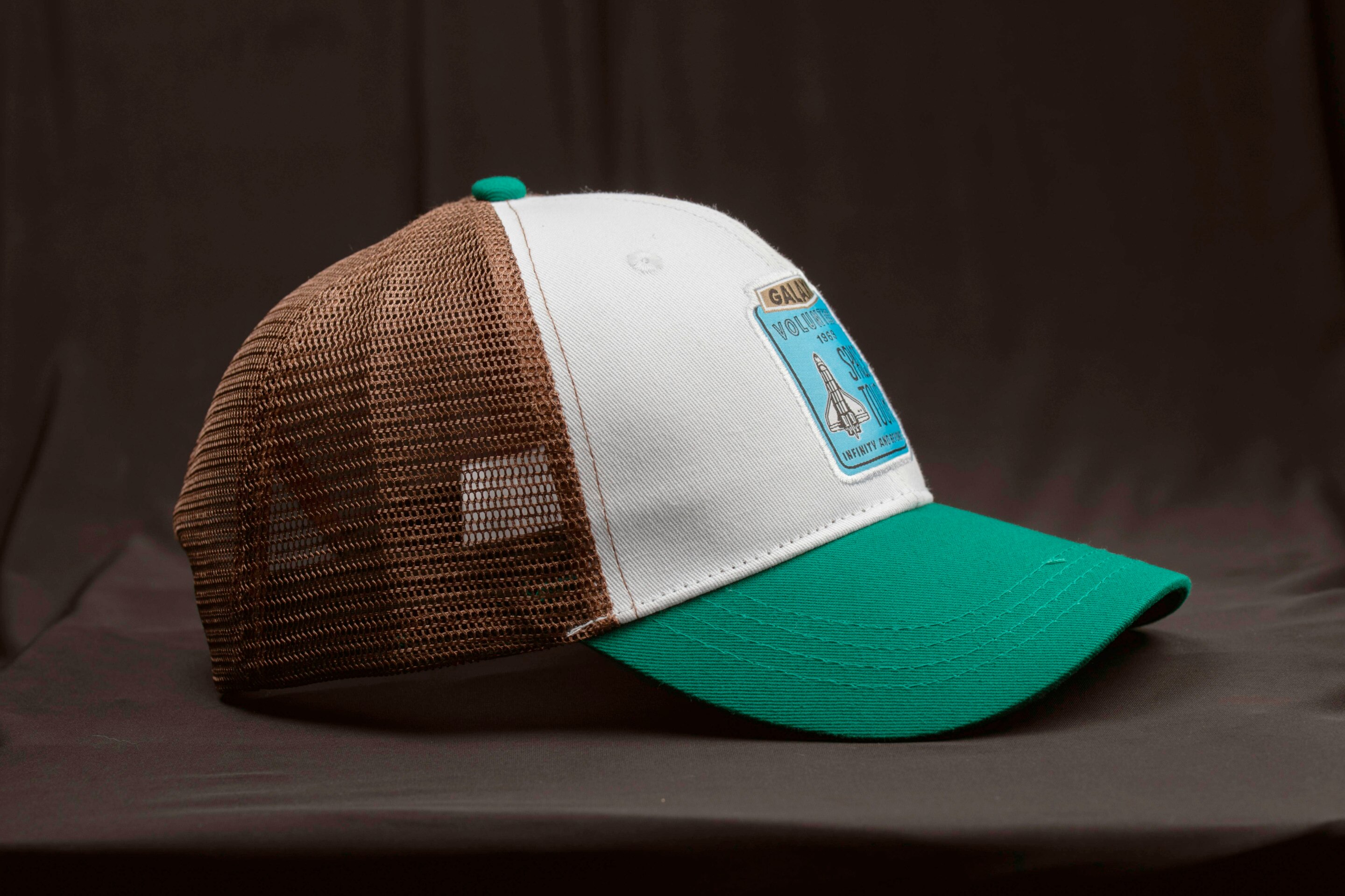 pria dengan model topi pria bentuk trucker hat