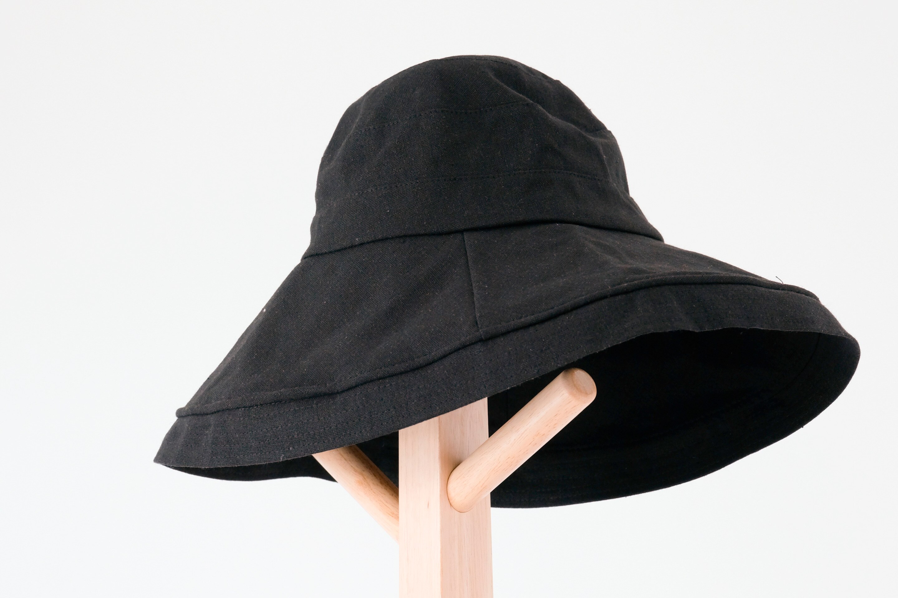 pria dengan model topi pria bentuk wide brim hat