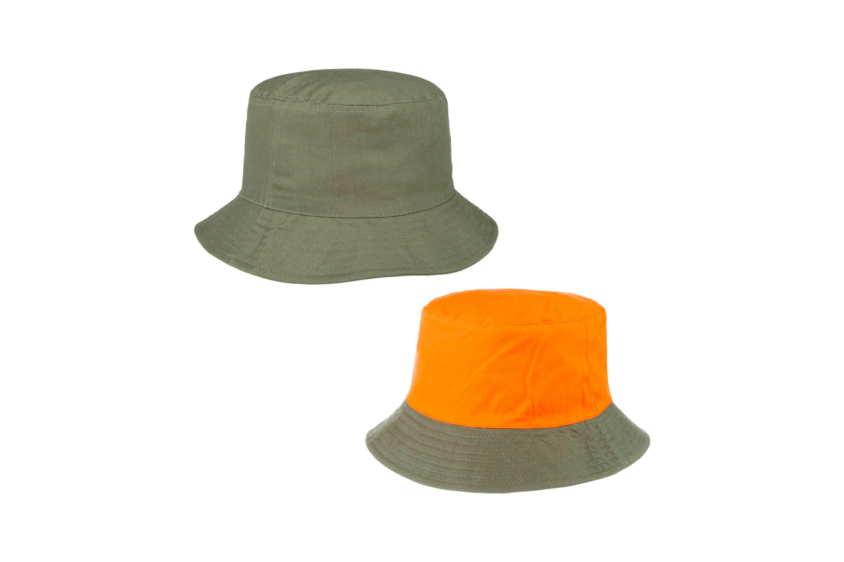 pria dengan model topi pria bentuk reversible hat