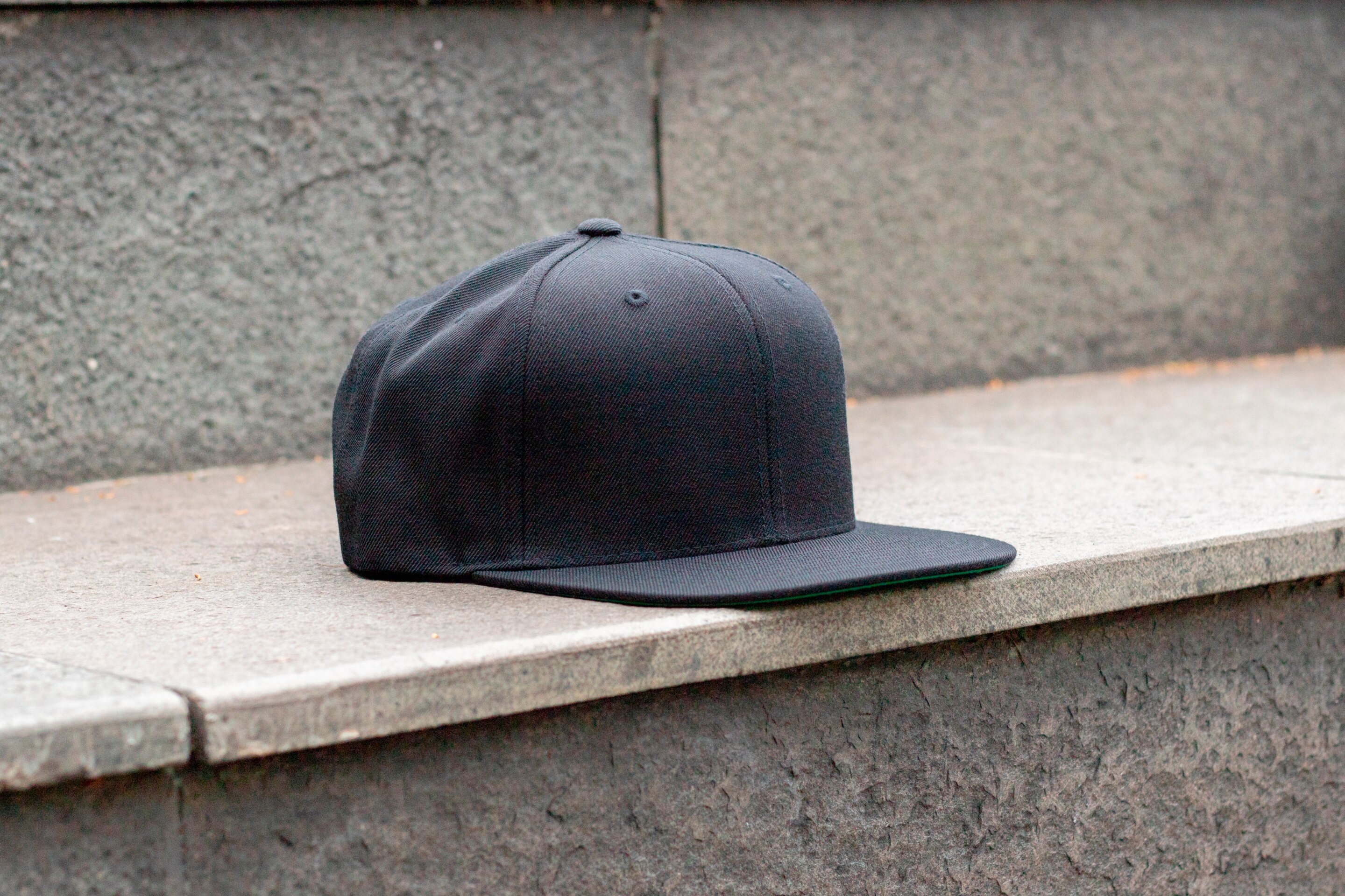 pria dengan model topi pria bentuk snapback