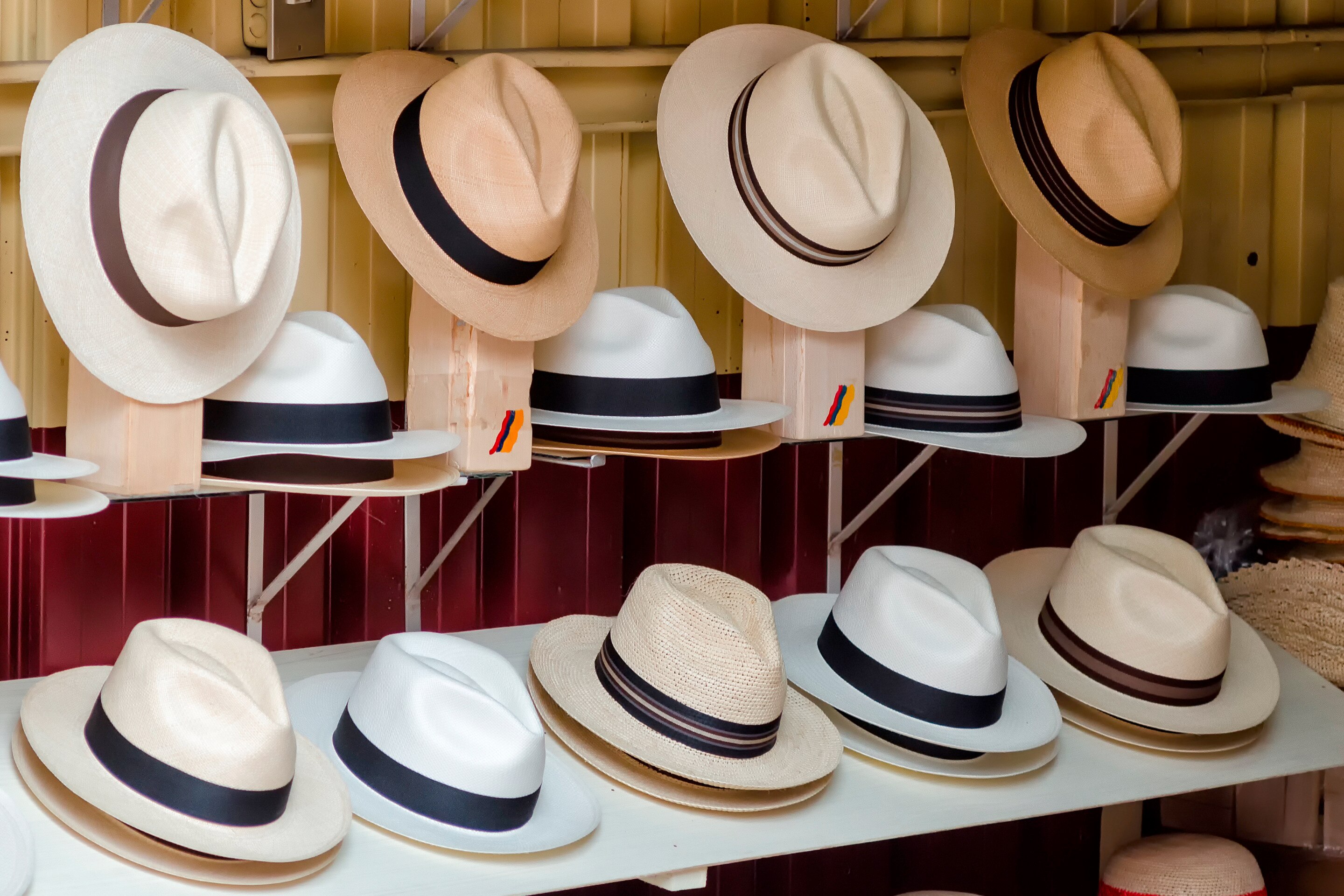 pria dengan model topi pria bentuk panama hat
