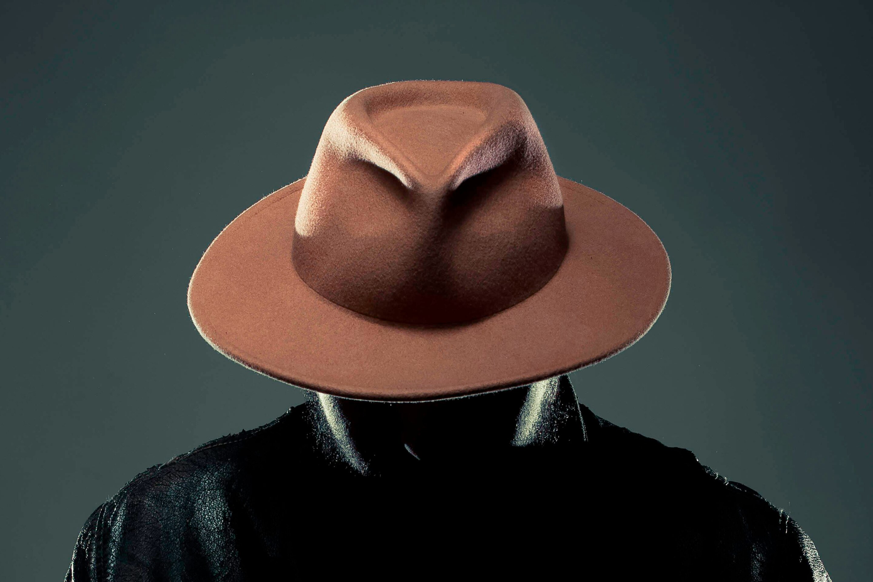 pria dengan model topi pria bentuk fedora hat