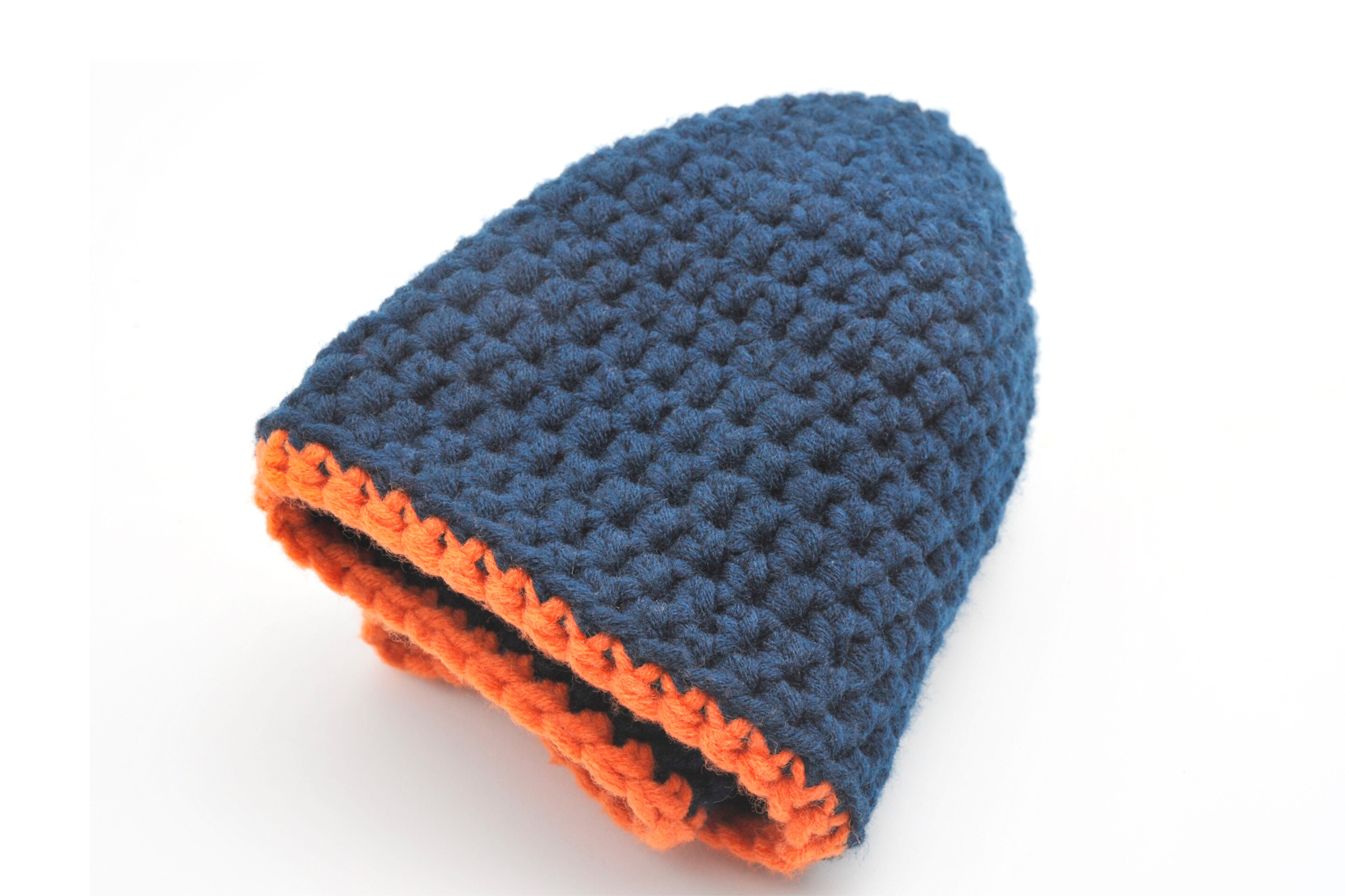 pria dengan model topi pria bentuk crochet hat