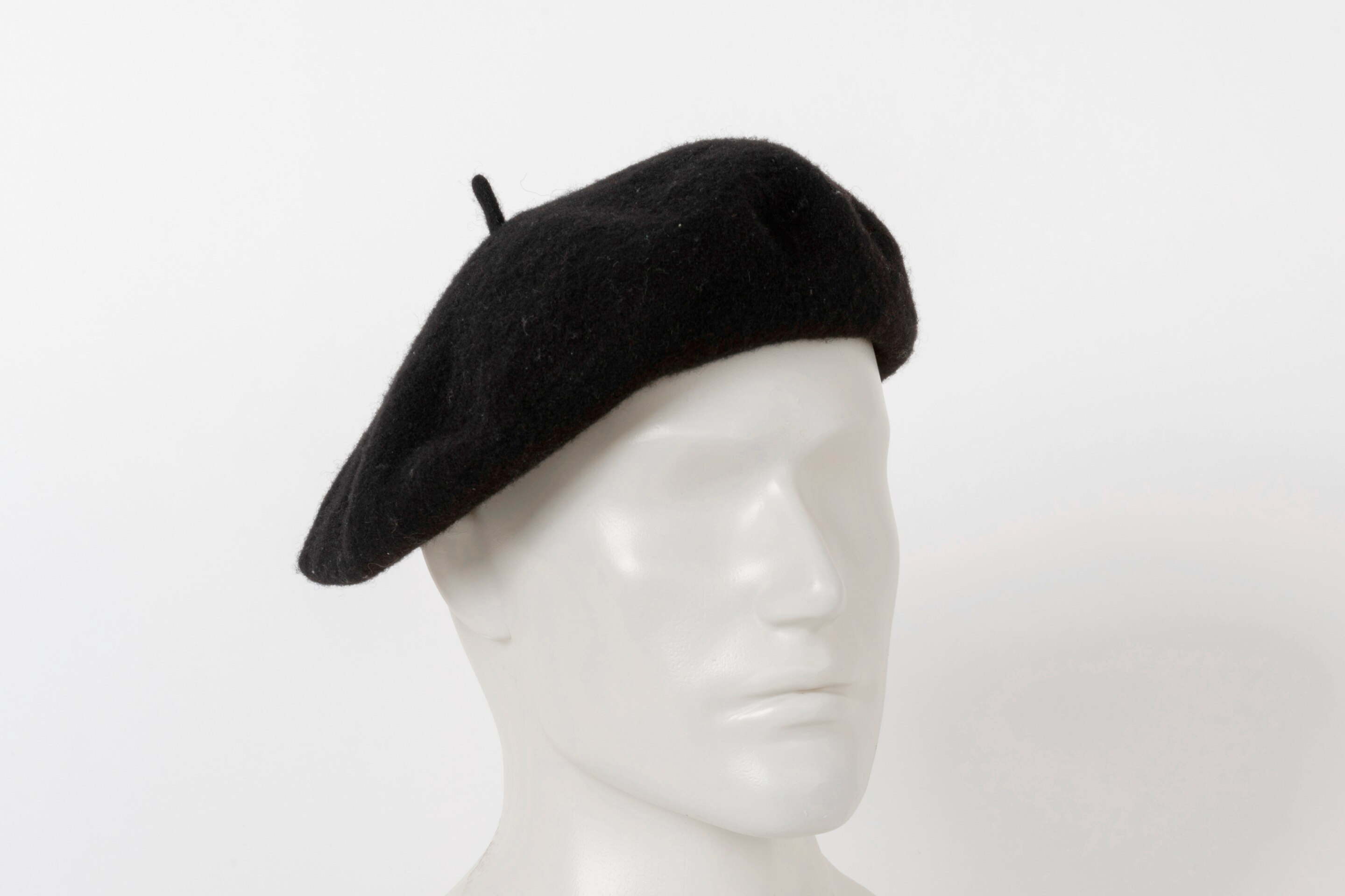 pria dengan model topi pria bentuk beret