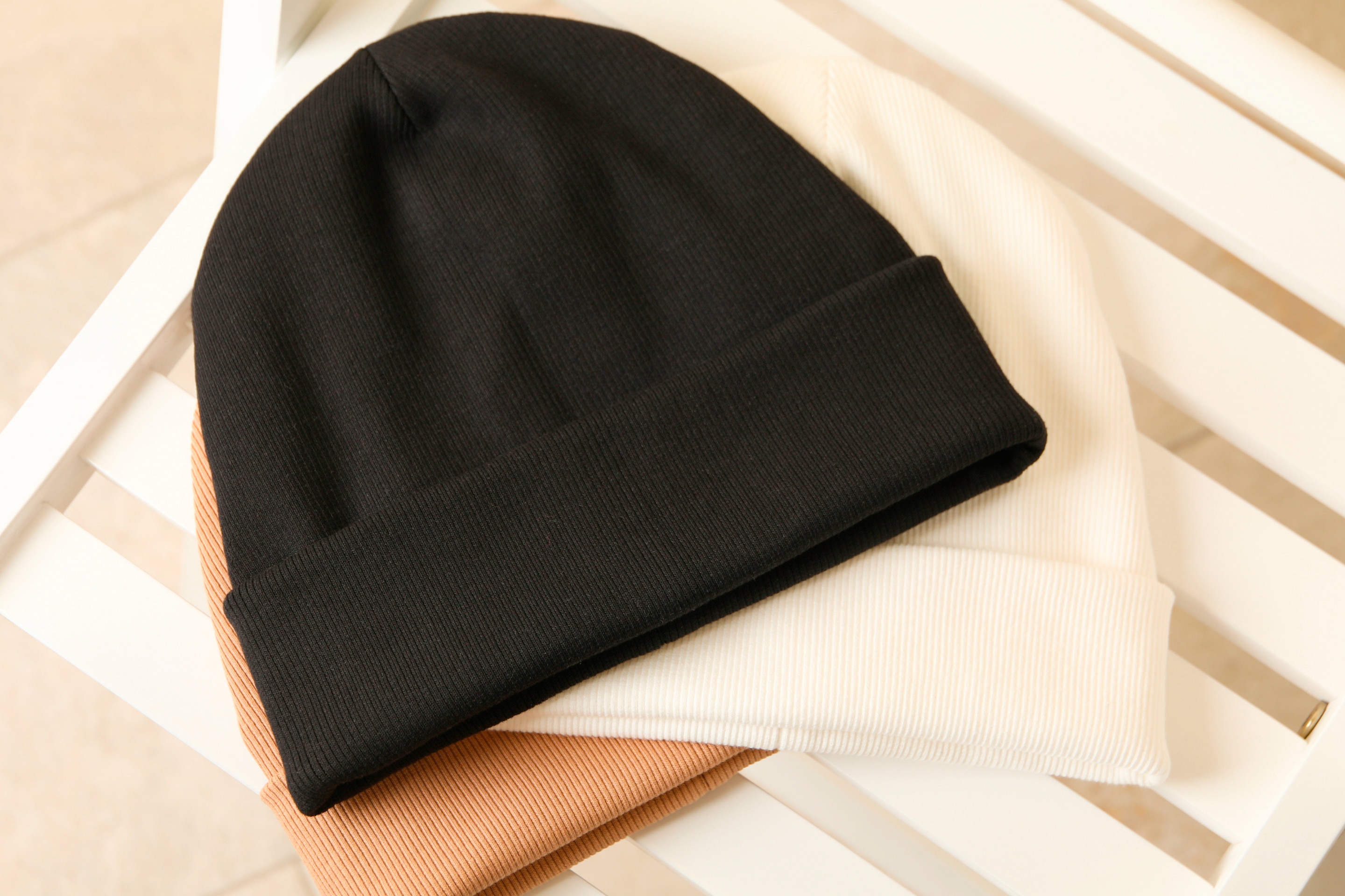 pria dengan model topi pria bentuk beanie