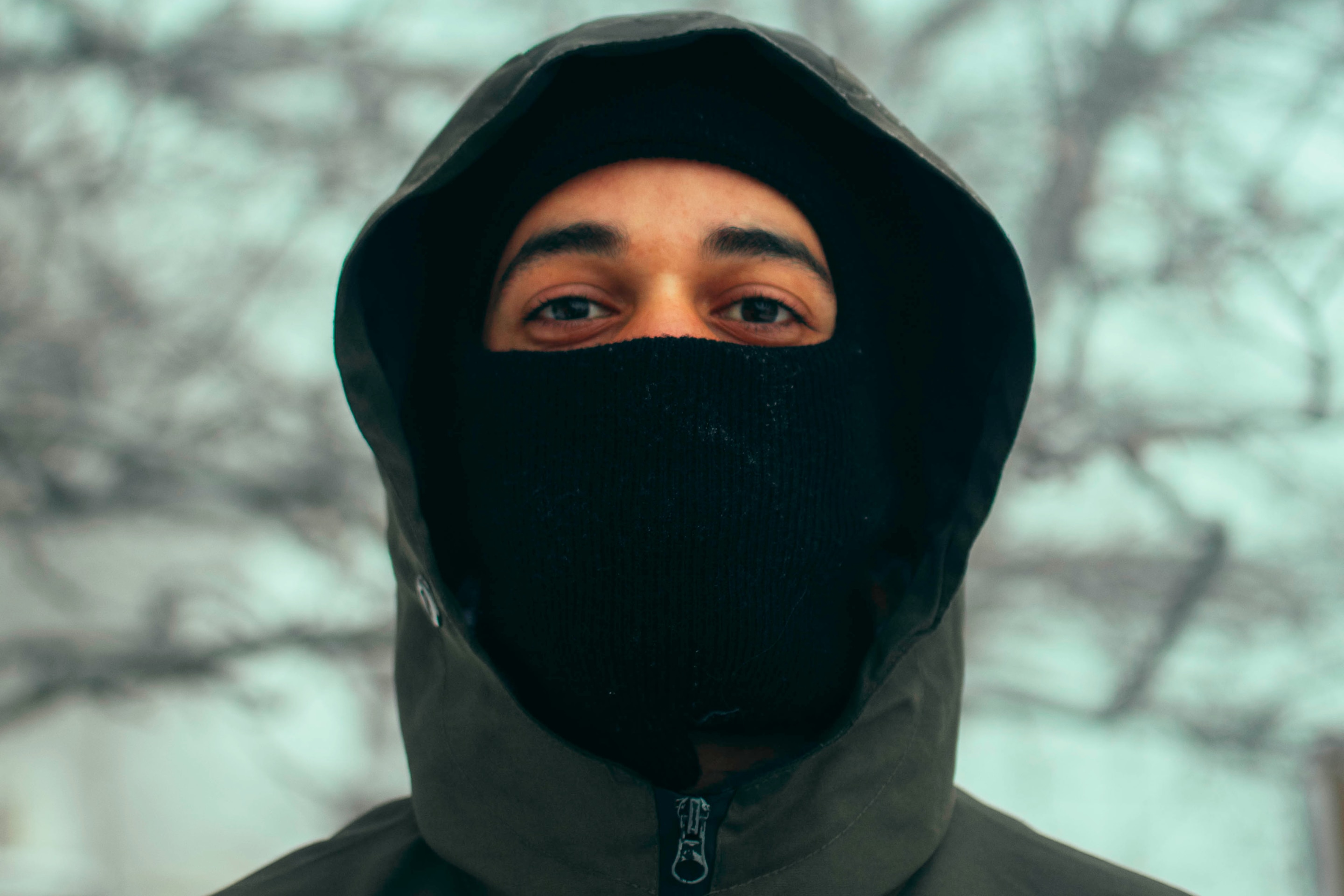 pria dengan model topi pria bentuk balaclava