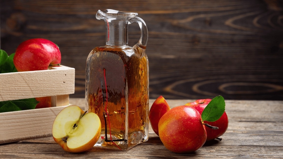 Here Are 7 Ways To Use Apple Cider Vinegar For Dandruff Treatment